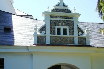 Zámek Radim - opravený vstupní průjezd (© Pavel Jarý, 06/2010)