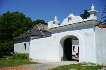 Zámek Radim - vstupní brána  (© Pavel Jarý, 06/2010)