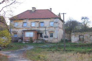 Jediná obyvatelná budova v místech kdysi Knížecího dvora ( © Pavel Vítek 11/2005)