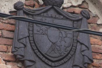 Liechtensteinský erb na severním štítě stodoly na východním okraji areálu dvora ( © Ivan Grisa 04/2011)