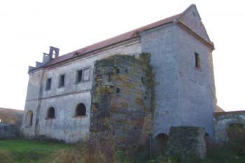 Zámek se zbytkem kaple Panny Marie ( © Pavel Vítek 11/2005)