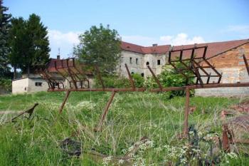 Klášterní Skalice - budovy zámku jsou doplněny o prvky v jézéďáckém stylu (© Pavel Jarý,  20.05.2007)