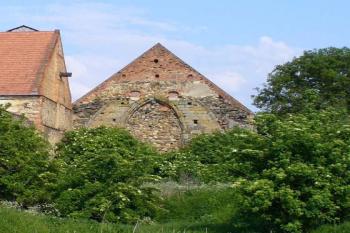 Klášterní Skalice - zbytek gotického oblouku ve stěně boční budovy (© Pavel Jarý,  20.05.2007)