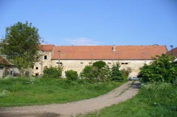 Klášterní Skalice - průčelí zámku s průjezdem na nádvoří (© Pavel Jarý,  20.05.2007)