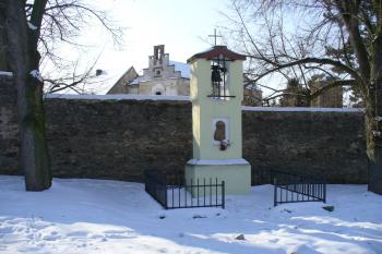 Klášterní Skalice - kaple za zdí areálu (© Pavel Jarý, 02/2010)