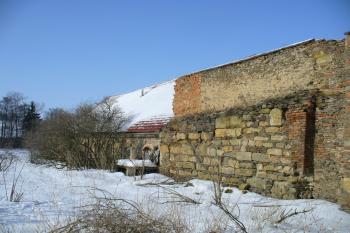Klášterní Skalice - zbytky nejstaršího zdiva původního kláštera (© Pavel Jarý, 02/2010)