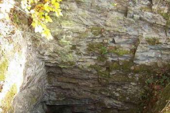 hradní cisterna - to nejzachovalejší, co z hradu zůstalo (© Stanislav Drda 10/2005)