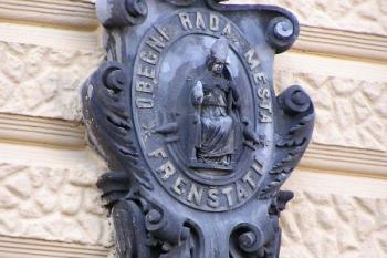 kamenný znak města s patronem sv. Martinem na průčelí radnice ( © Jan P. Štěpánek 11/2005)
