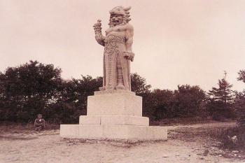 originál sochy Radegasta od Al. Poláška ještě na hřebeni Radhoště-30. léta 20. stol. ( © Beskydy a Pobeskydí 1895-1939 (V Peter a kol.))