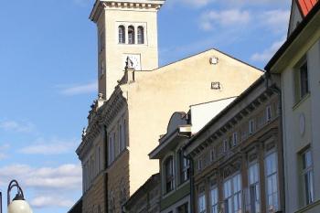 Pohled na radnici z Dolní ulice (© Jan P. Štěpánek 07/2006)