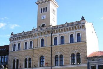 Radnice se svou hlavní fasádou obrácenou do náměstí (© Jan P. Štěpánek 07/2006)