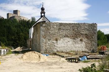 Západní průčelí kostela sv. Jana Křtitele, v popředí před ním výzkumem odhalené základy gotické věže ( © Filip Matoušek 08/2006)