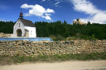 Areál původního hradu je obklopen mladší zdí. Je odtud také pěkně vidět Landštejn. ( © Filip Matoušek 08/2006)