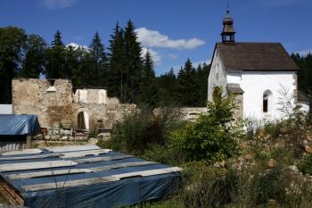 Zbytky románského kostela sv. Jana Křtitele od jihu ( © Filip Matoušek 08/2006)