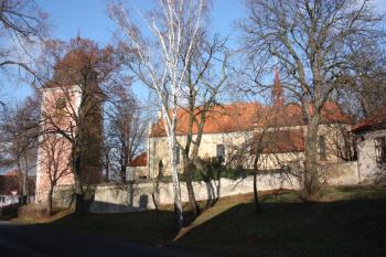 Kostel a zvonice od jihu ( © Ivan Grisa 12/2009)