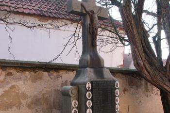 Hřbitov: památník katolických obětí I. světové války ( © Ivan Grisa 12/2009)