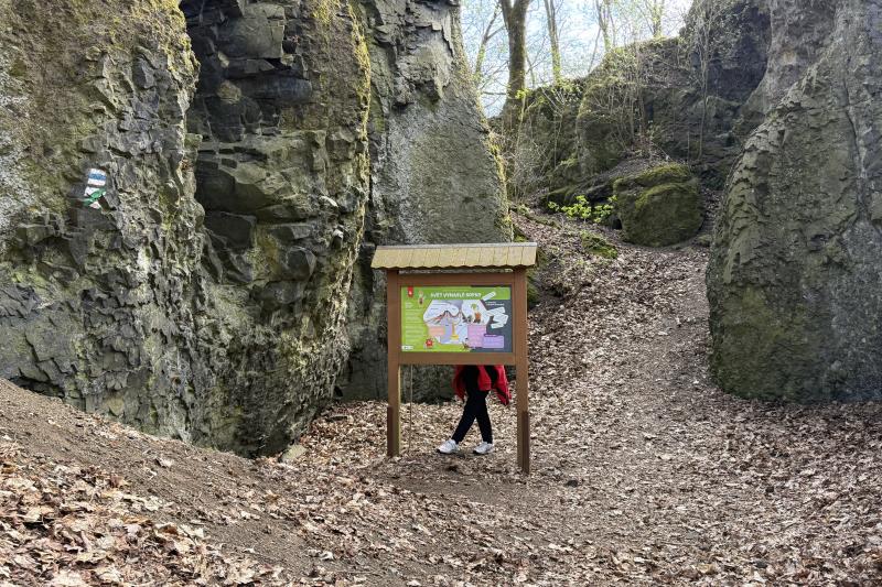 Dědek a Bába krátery