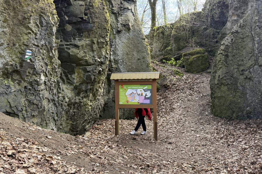 Dědek a Bába krátery