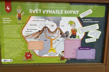 Cedule v kráteru (© Jiří Čížek  03/2026)