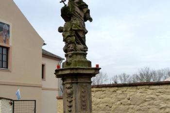 sv. Jan Nepomucký stojící u kostele ( © František Kinař 05/2017)