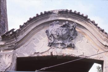 Erb nad vjezdovou branou ( © Ivan Grisa 05/1985)