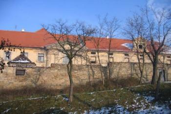 Zámek za neprůchodnou zdí ( © Pavel Vítek 11/2005)