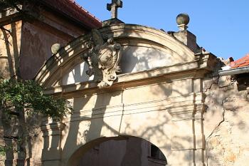 Vstupní brána do dvora s klášterním erbem (© Ivan Grisa, 10/2008)