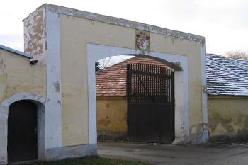 Zbytek hlavní brány do dvora se zámkem ( © Pavel Vítek 11/2005)