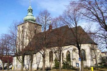 boční fronta kostela při Horní ulici ( © Jan P. Štěpánek 11/2005)