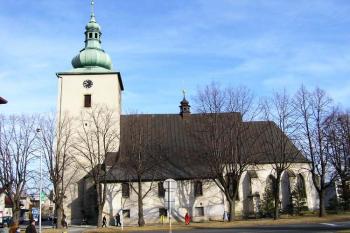 boční pohled na filiální kostel ( © Jan P. Štěpánek 11/2005)