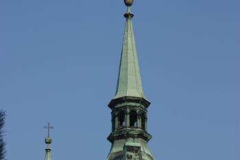 Hlásné patro a helmice věže od východu ( © Ivan Grisa 04/2011)