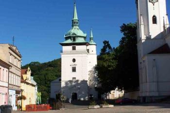 Pohled na průčelí kostela ze Zámeckého náměstí (© Vladimír Studecký 9/2005)
