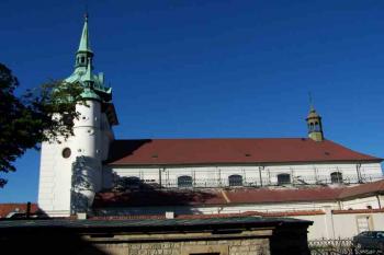 Pohled na kostel z malého zámeckého nádvoří (© Vladimír Studecký 9/2005)