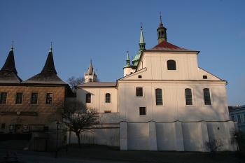 Kostel od východu, vlevo tzv. Kolostujovy věžičky (© Ivan Grisa, 12/2008)