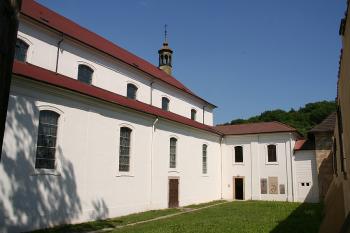 Jižní průčelí a spojovací chodba k zámku ( © Ivan Grisa 05/2009)