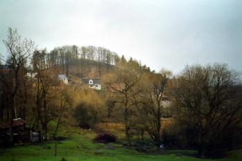Hungerberg - návrší nad Bochovem, kde stával hrad (© Pavel Jarý, 2002)