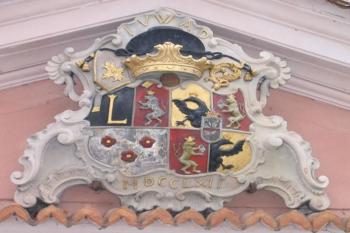 Erb doksanského opata nad vstupem do mlýna ( © Pavel Vítek 12/2005)