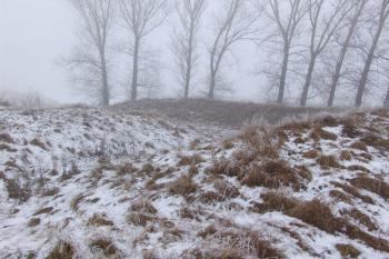 Příkop na severní straně ( © Roman Řezáč 12/2005)