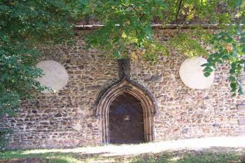 Pohled vstupní stěnu kostela (© Vladimír Studecký 9/2005)