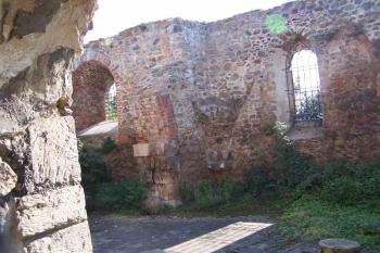 Nahlédnutí do vnitřku kostela (© Vladimír Studecký 9/2005)