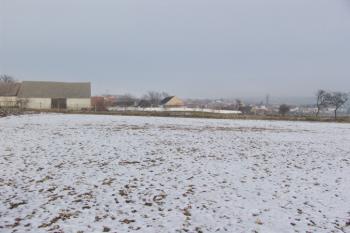 Celkový pohled od jihozápadu, vnější val tvrze lemuje bílá zídka ( © Roman Řezáč 12/2005)