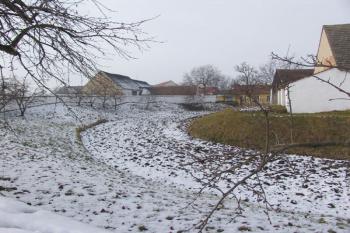 Příkop na jihozápadě ( © Roman Řezáč 12/2005)