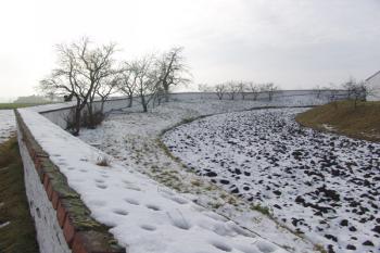 Jižní konec tvrziště ( © Roman Řezáč 12/2005)