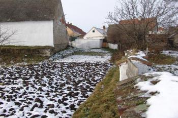 Zbytek příkopu na severovýchodě ( © Roman Řezáč 12/2005)