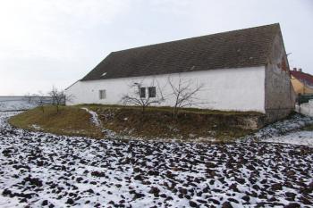 Centrální pahorek s hospodářskou zástavbou ( © Roman Řezáč 12/2005)