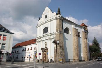 Kostel a bývalý klášter od jihozápadu ( © Ivan Grisa 09/2010)