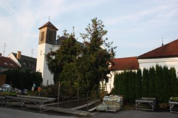 Kostel a bývalý klášter od severovýchodu ( © Ivan Grisa 09/2010)