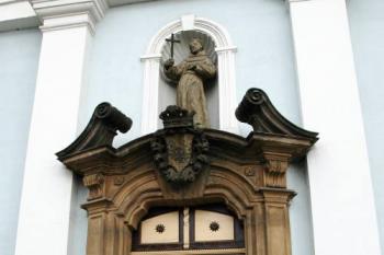 Hlavní vchod (© Aleš Marek 12/2005)