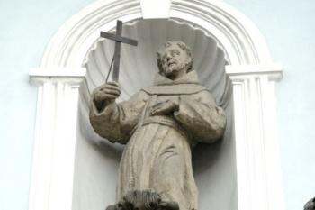 Socha sv. Františka Serafinského s erbem Valdštejnů (© Aleš Marek 12/2005)