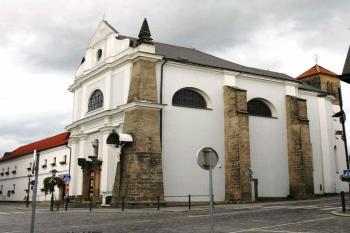 Pohled na kostel a na bývalý klášter (© Aleš Marek 12/2005)